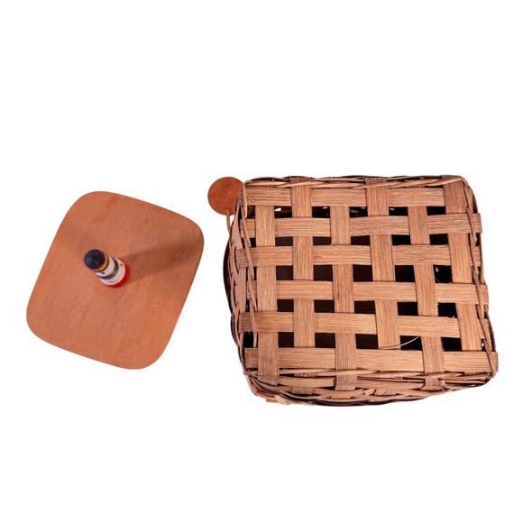 Karen Traub Coastal Wicker Basket Lighthouse Lid VTG Woven Nautical Storage - Picture 8 of 16